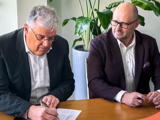 Contract signing between Coveris and HADEPOL FLEXO. From left, Christian Kolarik, CEO Coveris, and Leszek Gumowski, former owner and Managin